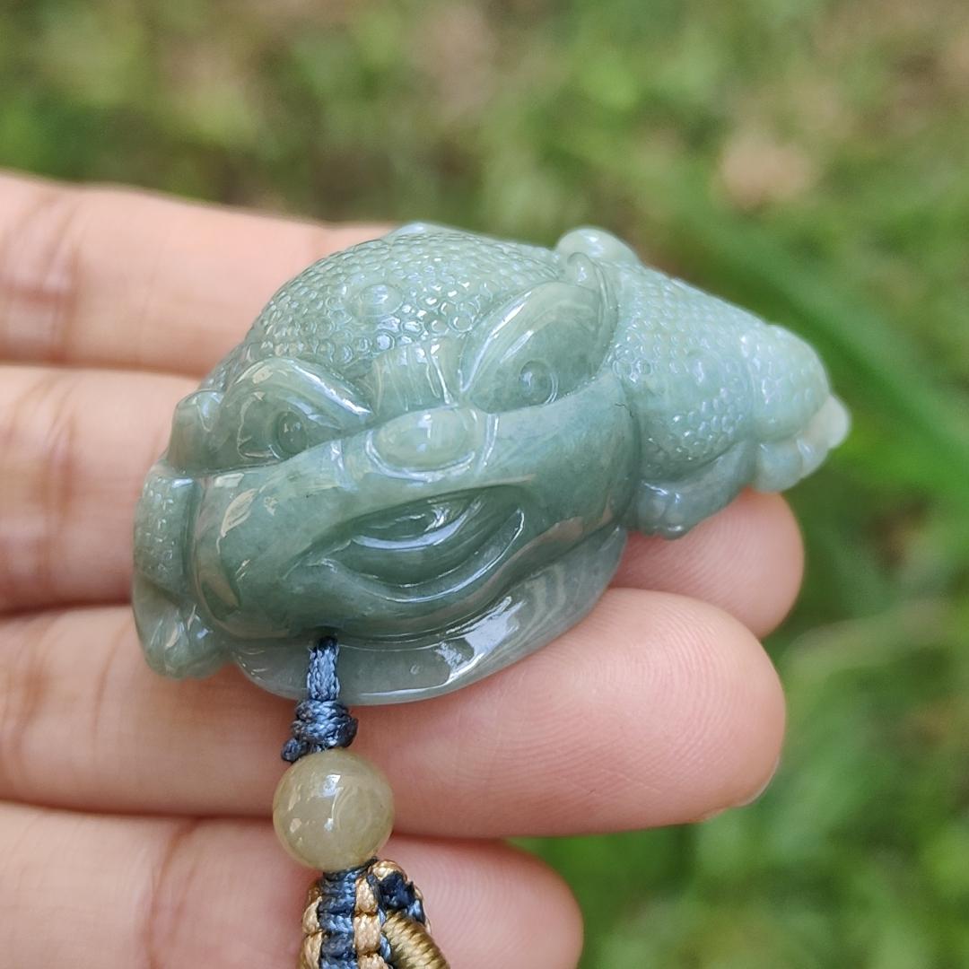 This cute Oily Green Three Legs Toad Natural Type A Jadeite Necklace Pendant with QIC Labs approved certificate included weighs 30.60 grams, 42.7 * 27.6 * 16.9 mm, symbols of good fortunes and money is very suitable for your daily wear (pendant126) Yi Pin Qian