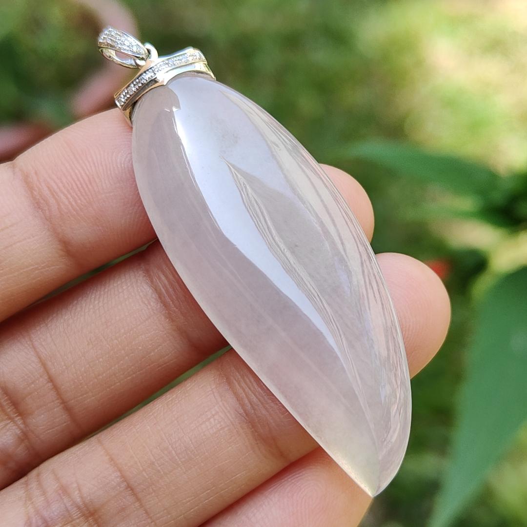 Beautifully designed 18k gold clasp attached to this Natural Type A Jadeite Jade crafted as shape of Chilli Pendant with certificate weigh 8.64 grams, measurement 47.5 * 18.2 * 5.8 mm (18kp20) Yi Pin Qian