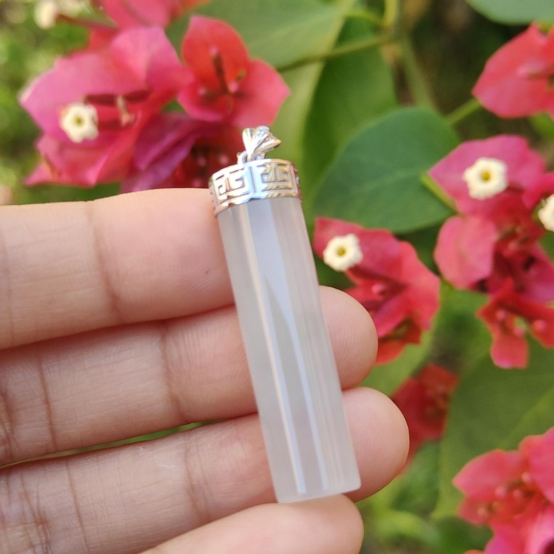 18k Gold Setting Natural Type A Jadeite Pendant carved with nothing, symbols of Safe, smooth and steady, certificate included weigh 6.85 grams, 35.7 * 9.2 * 7.7 mm, very suitable for daily wear (18kp1) Yi Pin Qian