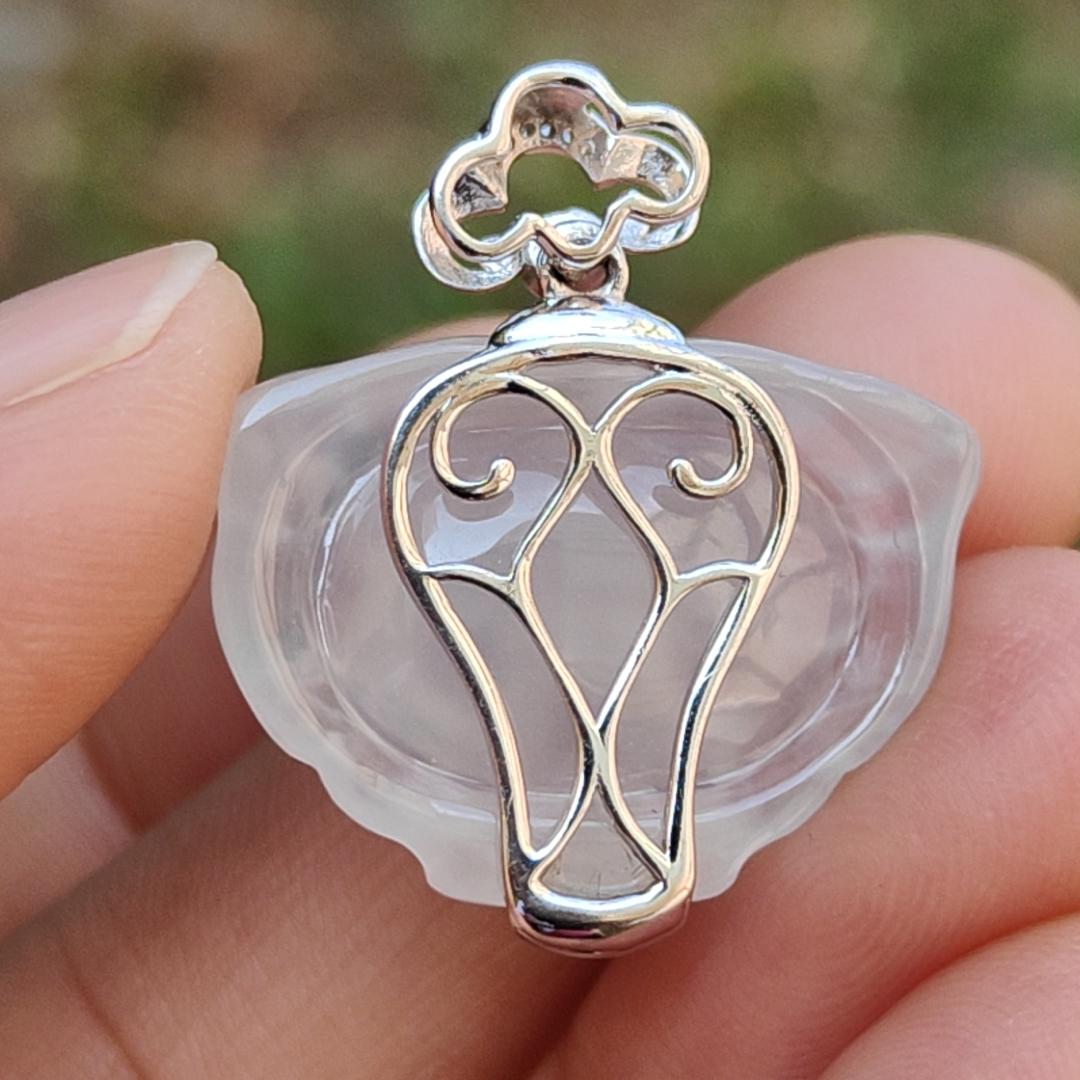 Icy Translucent Natural Type A Jadeite Jade crafted as Tiger with 18k gold as Pendant, certificate weighs 5.02 grams, measurement 25.6 * 22.8 * 7.3 mm (18kp50) Yi Pin Qian