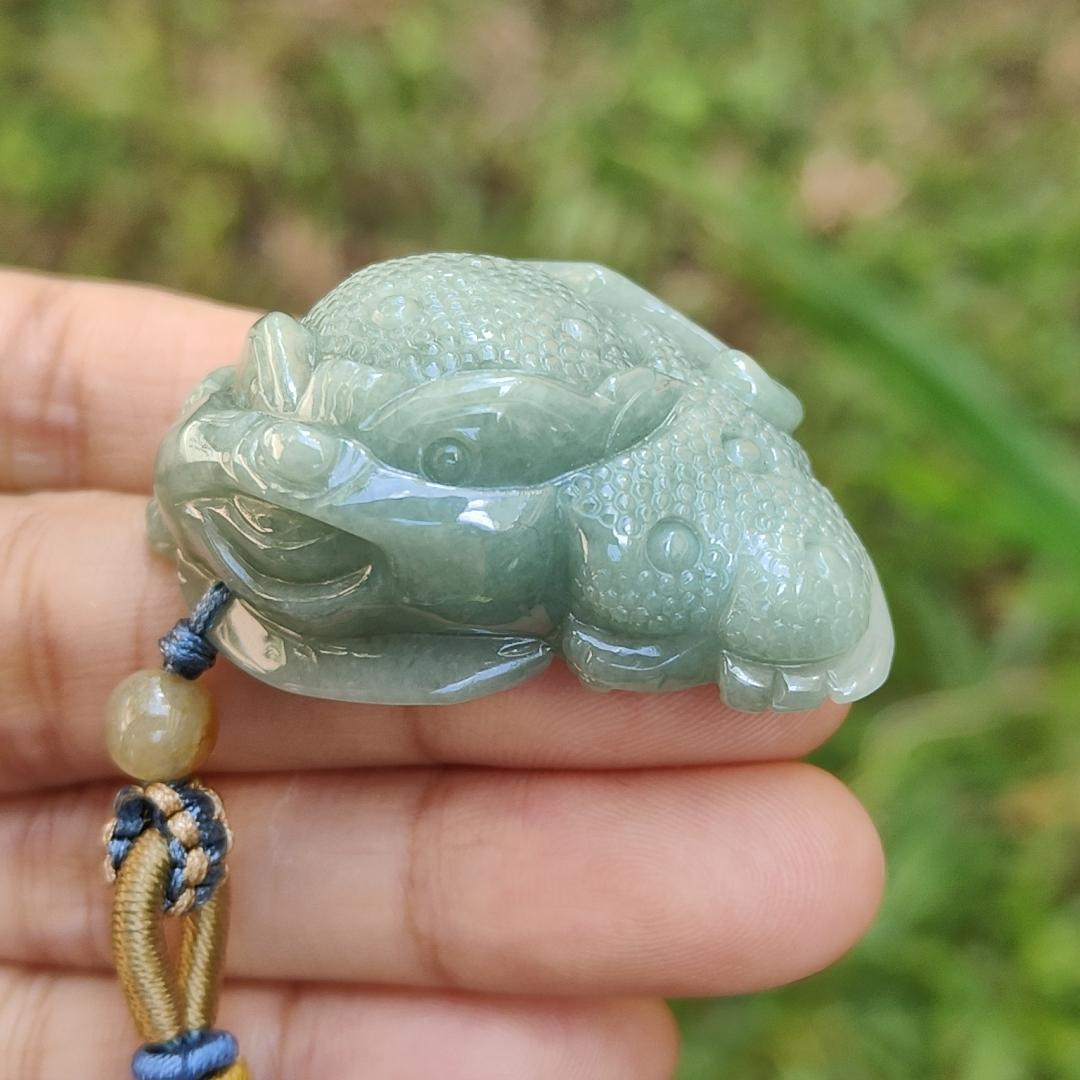 This cute Oily Green Three Legs Toad Natural Type A Jadeite Necklace Pendant with QIC Labs approved certificate included weighs 30.60 grams, 42.7 * 27.6 * 16.9 mm, symbols of good fortunes and money is very suitable for your daily wear (pendant126) Yi Pin Qian