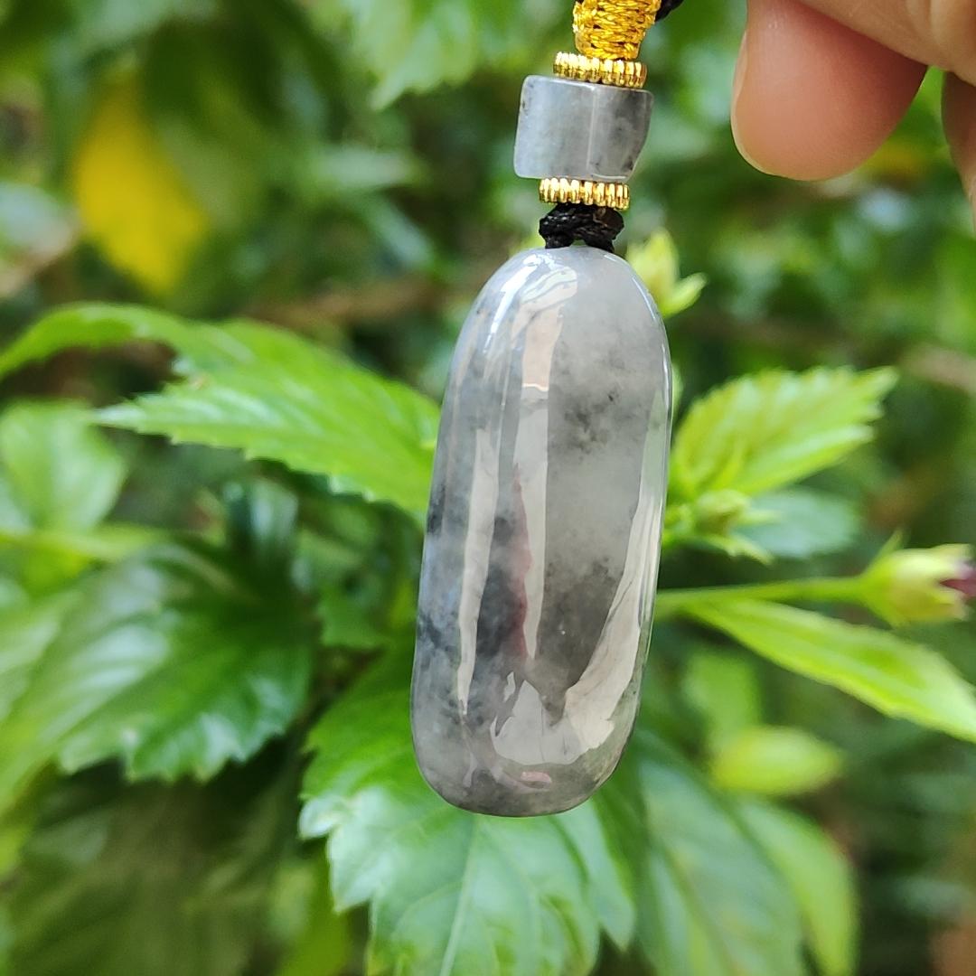 Black Wuji Natural Type A Jadeite Pendant does not carved with any patterns represent Peace and Safety and Jadeite symbolizes luck, eternity, and balance, with certificate weigh 16.55 grams, 39 * 16.2 * 11 mm, suitable for daily wear (pendant79) Yi Pin Qian