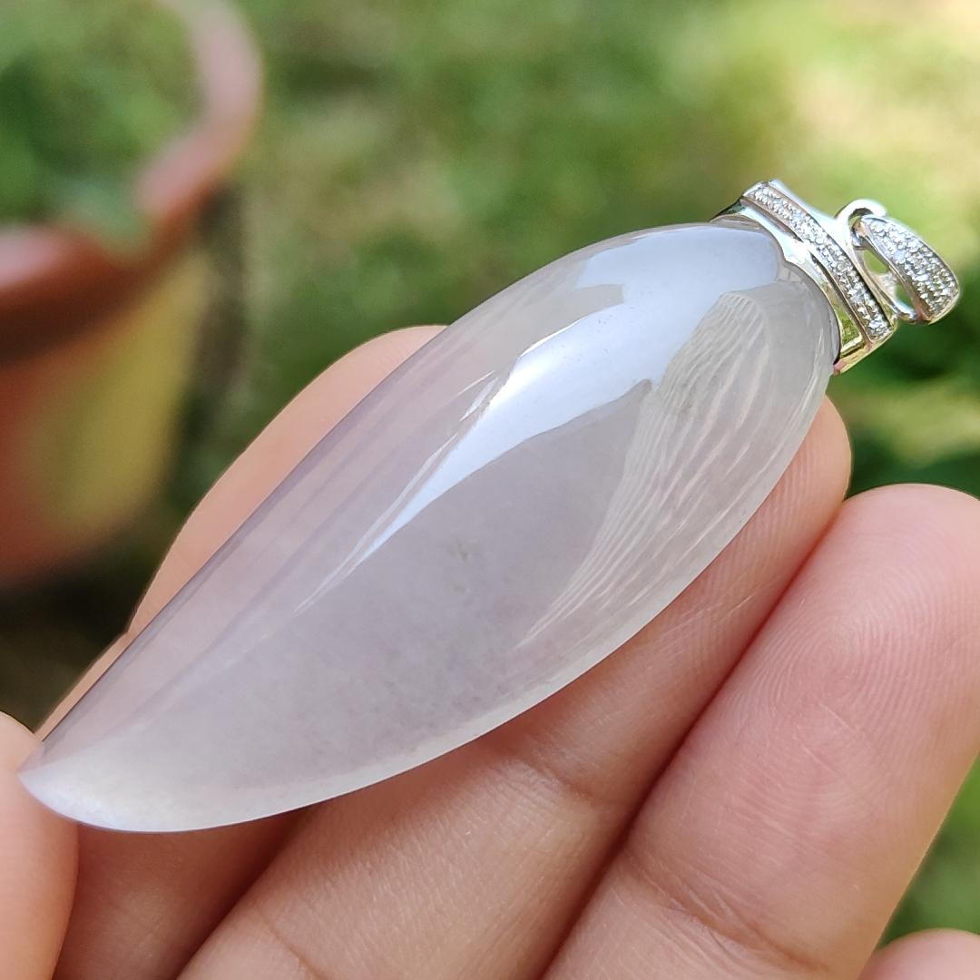 Beautifully designed 18k gold clasp attached to this Natural Type A Jadeite Jade crafted as shape of Chilli Pendant with certificate weigh 8.64 grams, measurement 47.5 * 18.2 * 5.8 mm (18kp20) Yi Pin Qian
