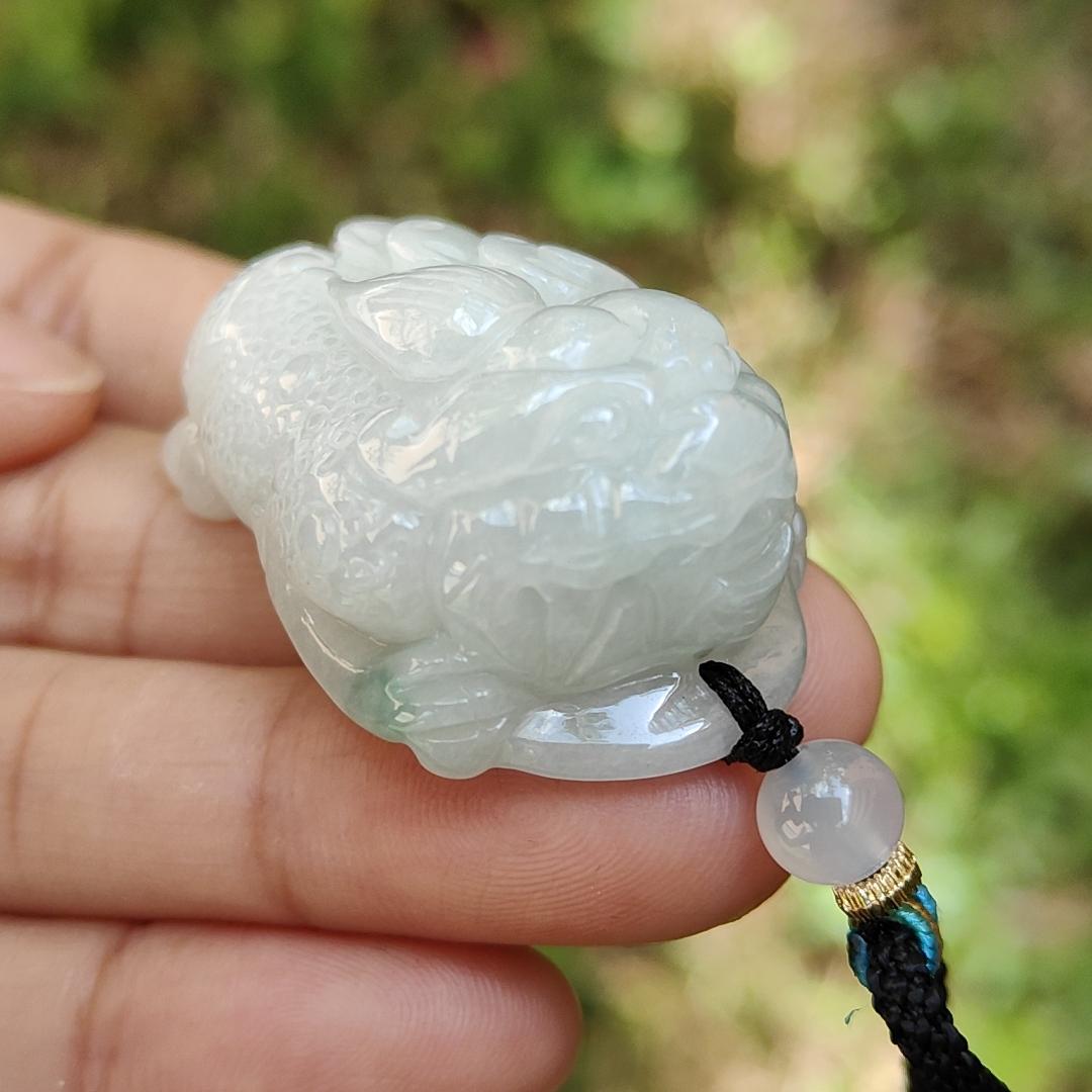 Three legs Toad Natural Type A Jadeite Pendant Necklace come with certificate weighs 31.86 grams, 40.8 * 25.5 * 18.2 mm, symbols of good fortune with money, very suitable for daily wear (pendant57) Yi Pin Qian
