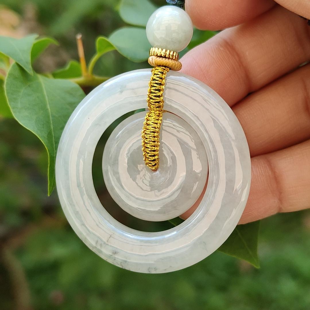 Semi Translucent with mix of Wuji, Buckle of mother and child Donut Natural Type A Jadeite Pendant symbols of Peace, wishfulness, happiness and auspiciousness, certificate included weigh 18.72 grams, 41.3 * 5.6 mm, suitable for daily wear (pendant71) Yi Pin Qian