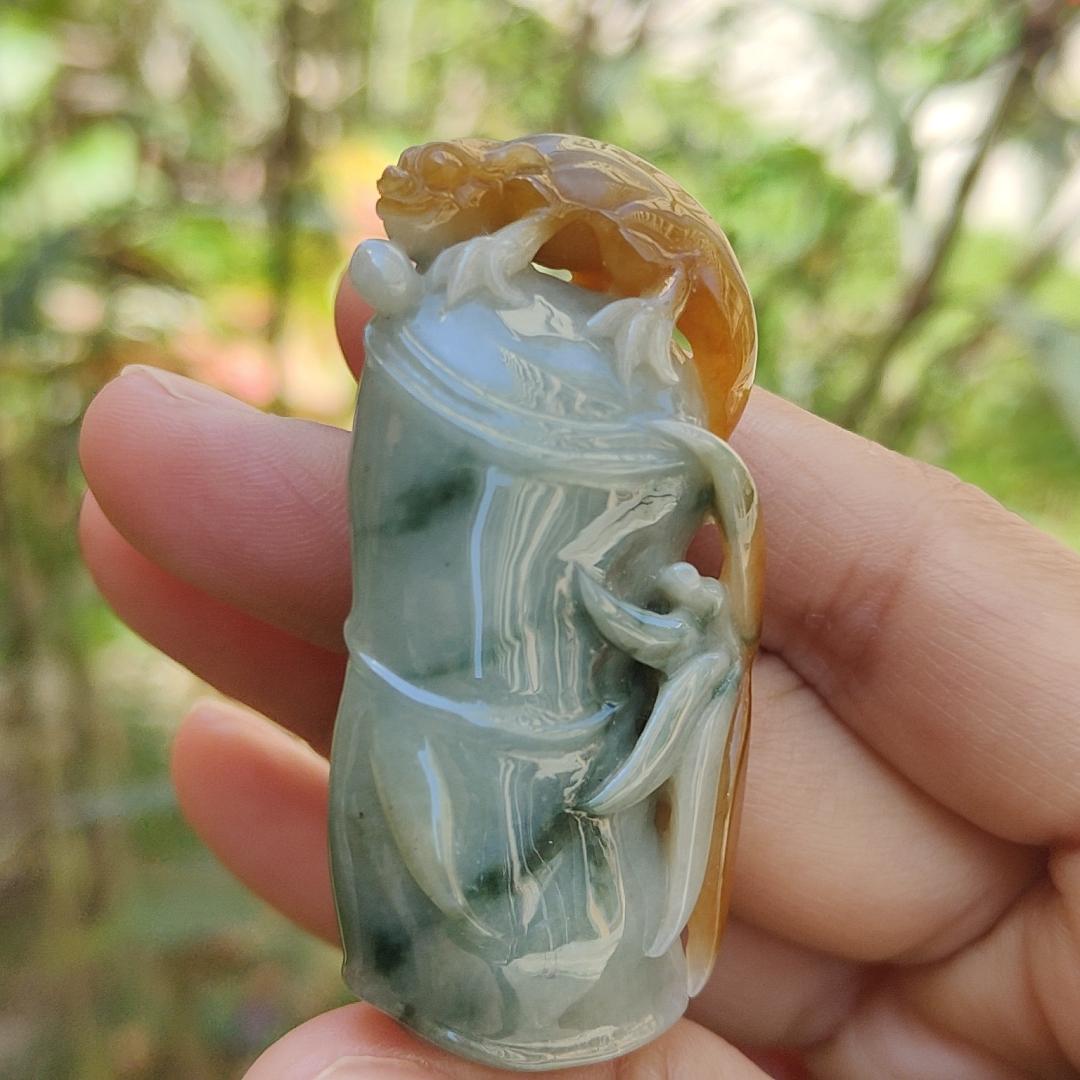 Premium Yellow and Floating Blueish Green (Piaohua) Natural Type A Jadeite Pendant Necklace crafted with Bamboo, Lizard symbols of Wealth, fortune, longevity and wisdom with certificate weigh 37.99 grams, 57.3 * 27.5 * 14.6 mm (pendant47) Yi Pin Qian