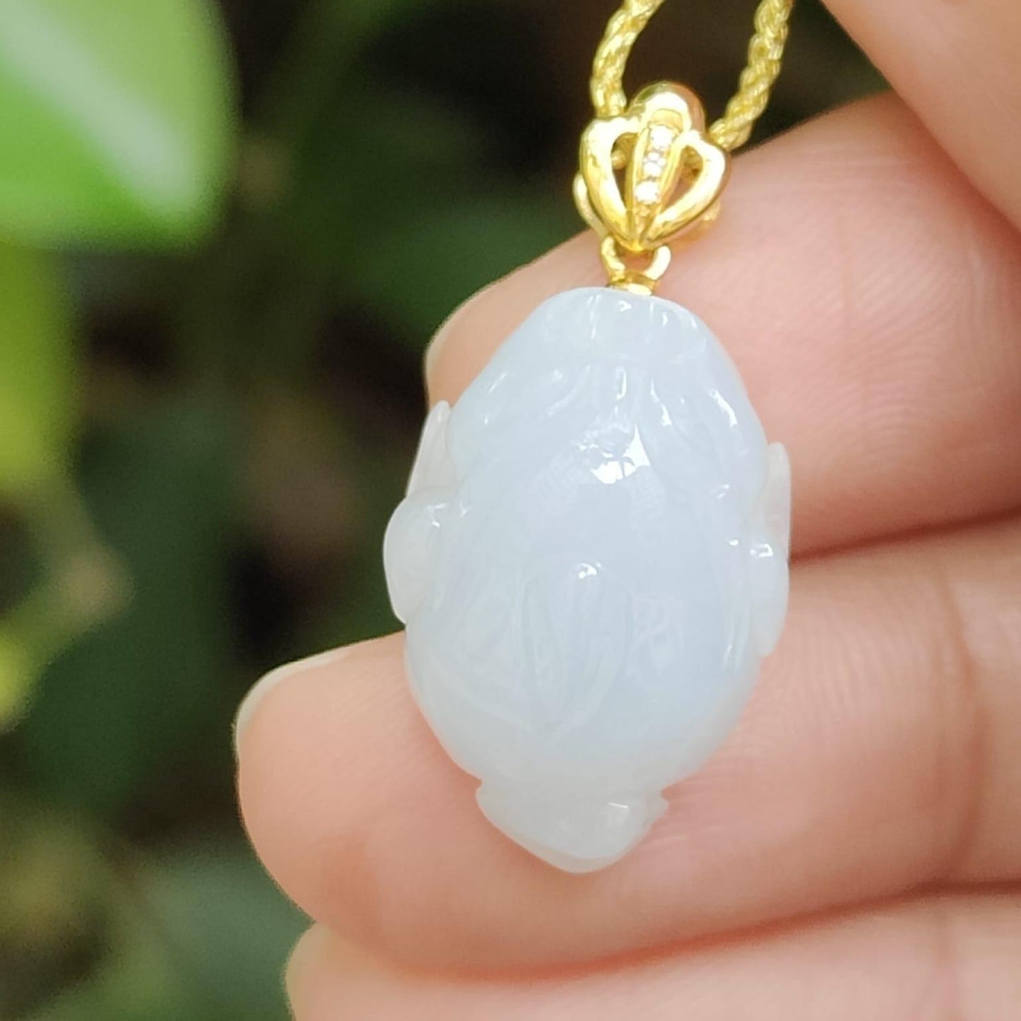 Three Legs Toad Pendant on Light Lavender Natural Type A Jadeite Jade added with 18k clasp certificate weighs 3.76 grams, measurement 19.1 * 13 * 9.1 mm (18kp102) Yi Pin Qian Jadeites Jade Jewelry ~Your Precious Quintessential ~ Singapore