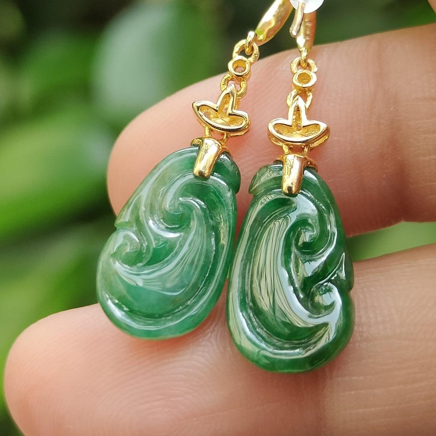 A Pair of Green Ruyi crafted on Natural Type A Jadeite Jade 18k Hook Earrings, Certificate weighs 3.26 grams (18k07) Yi Pin Qian Jadeites Jade Jewelry ~Your Precious Quintessential ~ Singapore