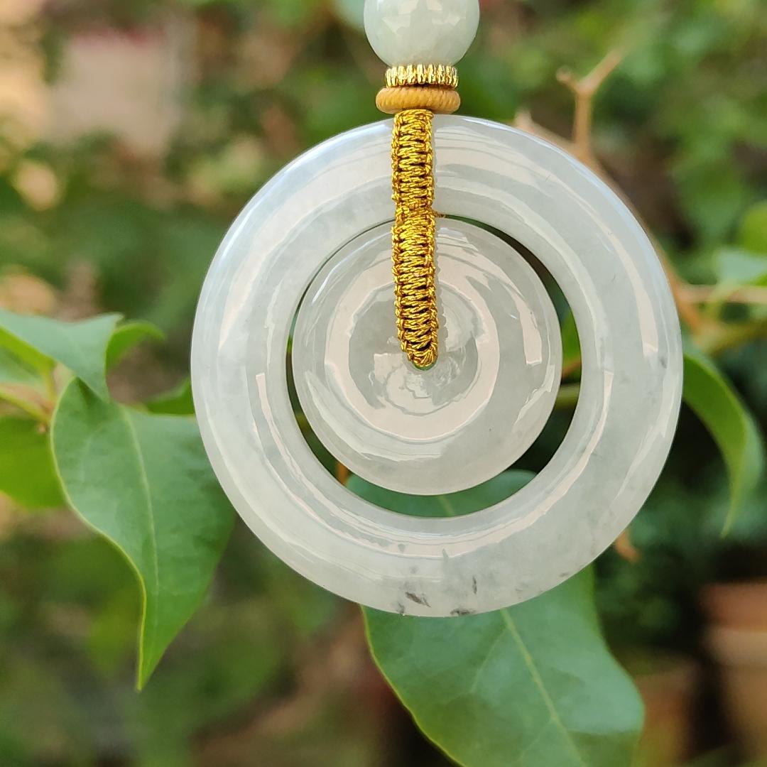 Semi Translucent with mix of Wuji, Buckle of mother and child Donut Natural Type A Jadeite Pendant symbols of Peace, wishfulness, happiness and auspiciousness, certificate included weigh 18.72 grams, 41.3 * 5.6 mm, suitable for daily wear (pendant71) Yi Pin Qian