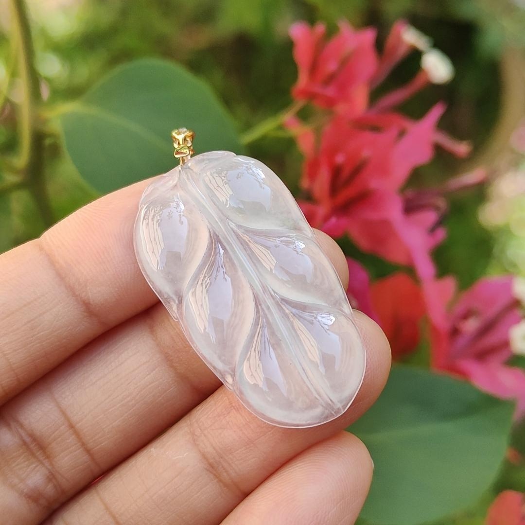 18k Gold Clasp added to this Icy Translucent Natural Type A Jadeite Pendant leaf symbols of Health, longevity and prosperity, with certificate included for this jadeite weigh 5.22 grams, 34.8 * 19.7 * 4.3 mm, suitable for daily wear (18kp2) Yi Pin Qian