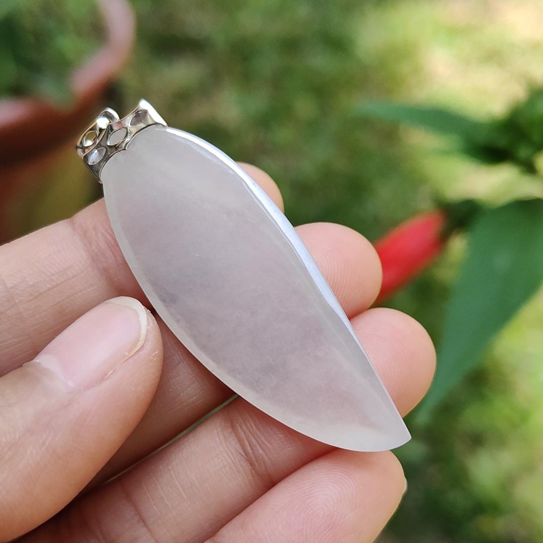 Beautifully designed 18k gold clasp attached to this Natural Type A Jadeite Jade crafted as shape of Chilli Pendant with certificate weigh 8.64 grams, measurement 47.5 * 18.2 * 5.8 mm (18kp20) Yi Pin Qian