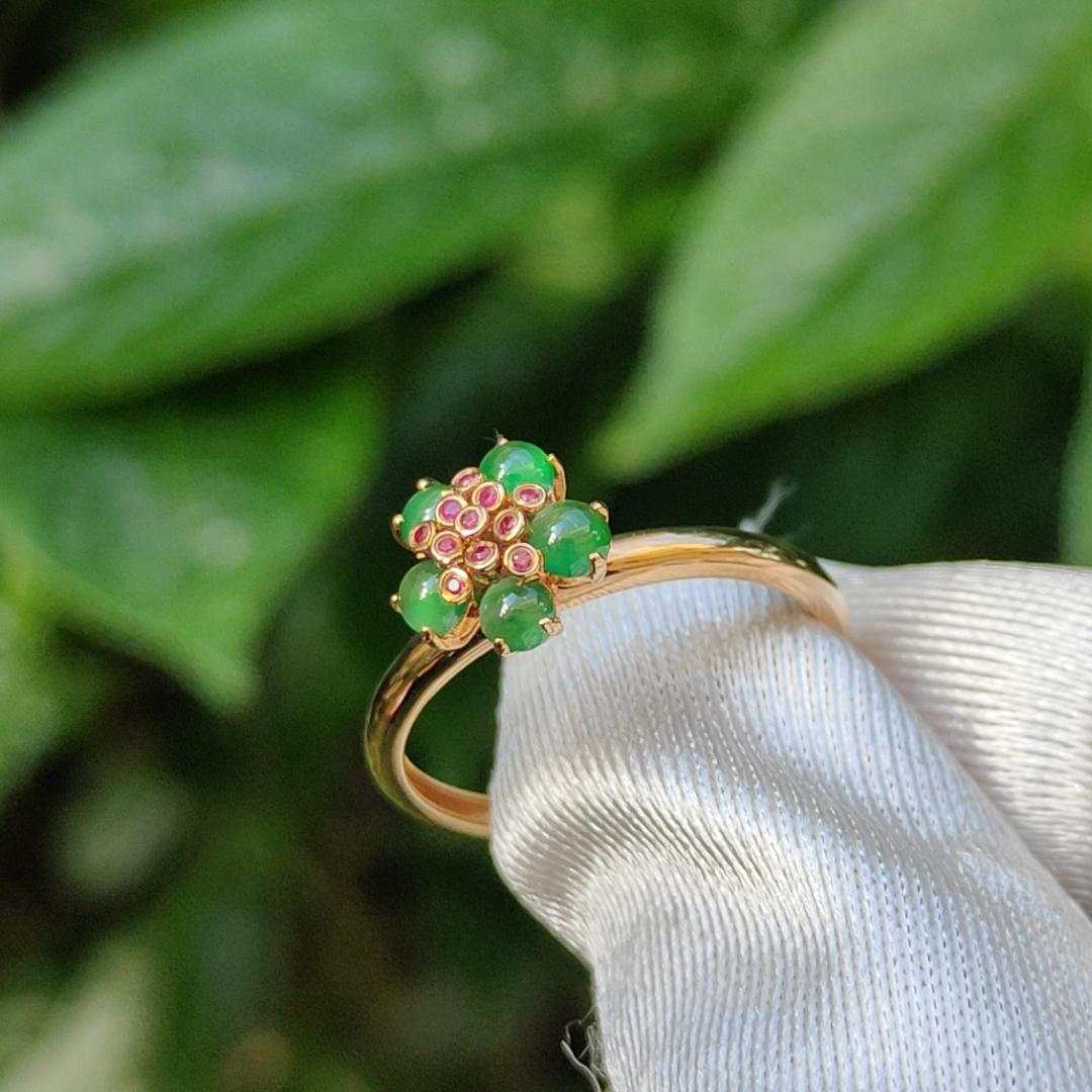 Mid Year Special Offer Five Green Cabochon Natural Type A Jadeite Jade set with 11 * 0.003 ruby on 18k Gold as a Ring, certificate included weigh 2.15 grams, finger size 18mm (18kring18) Yi Pin Qian