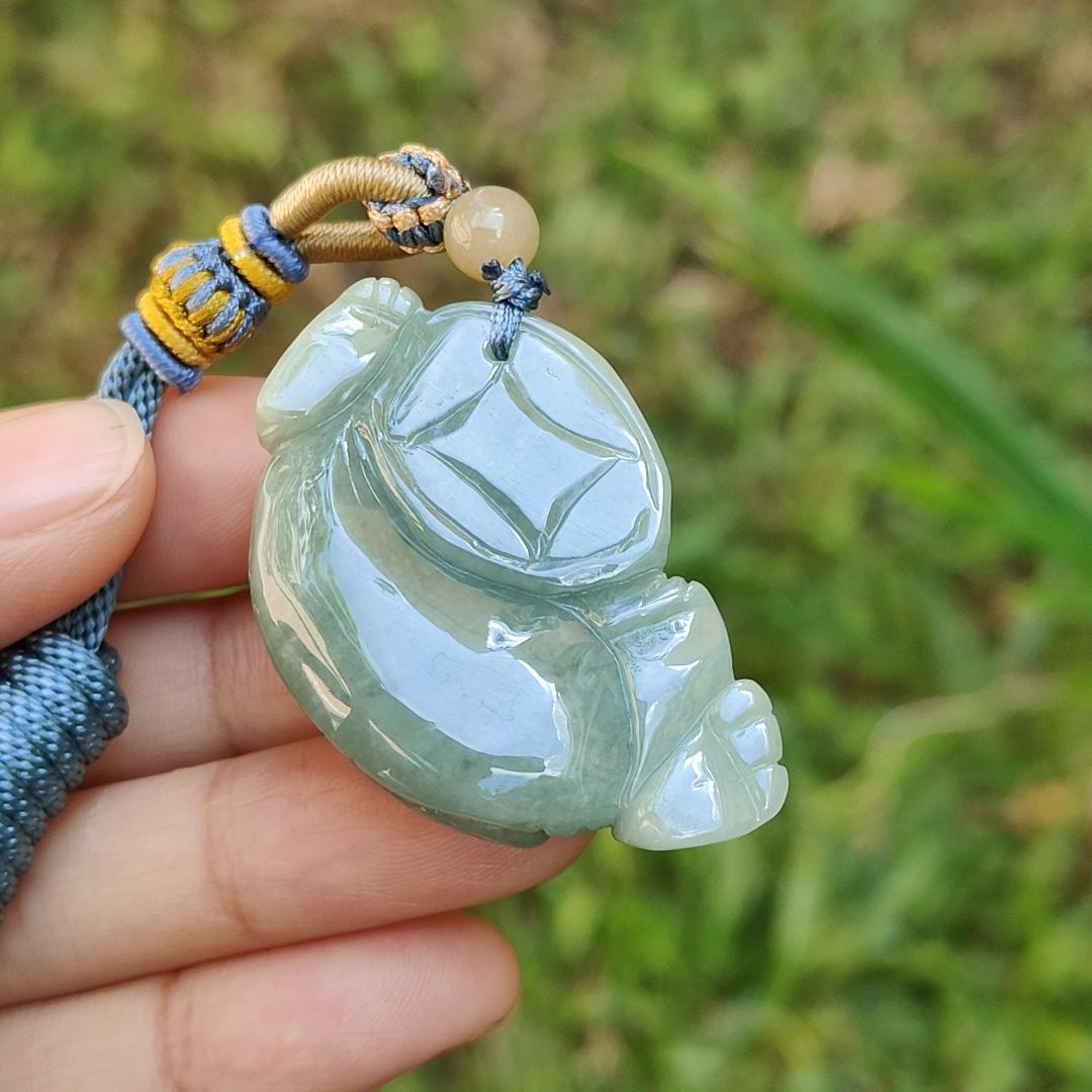 This cute Oily Green Three Legs Toad Natural Type A Jadeite Necklace Pendant with QIC Labs approved certificate included weighs 30.60 grams, 42.7 * 27.6 * 16.9 mm, symbols of good fortunes and money is very suitable for your daily wear (pendant126) Yi Pin Qian