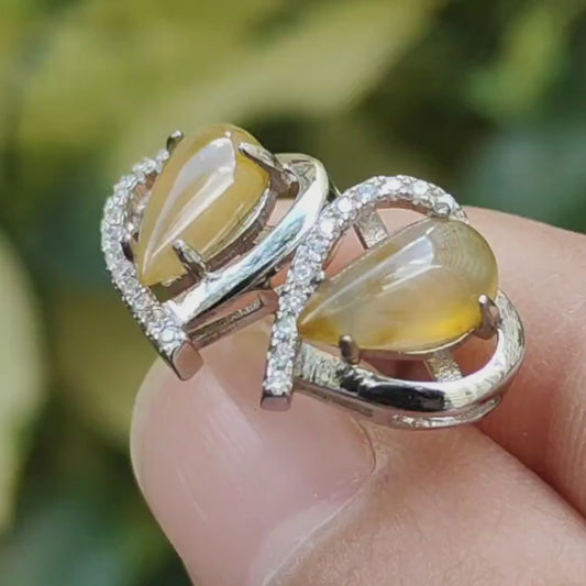 Batu Giok Jadeite Alami Tipe A Kuning Es yang dipasangkan dengan sertifikat S925 sebagai Anting-Anting berbobot 2,24 gram (s925es1)