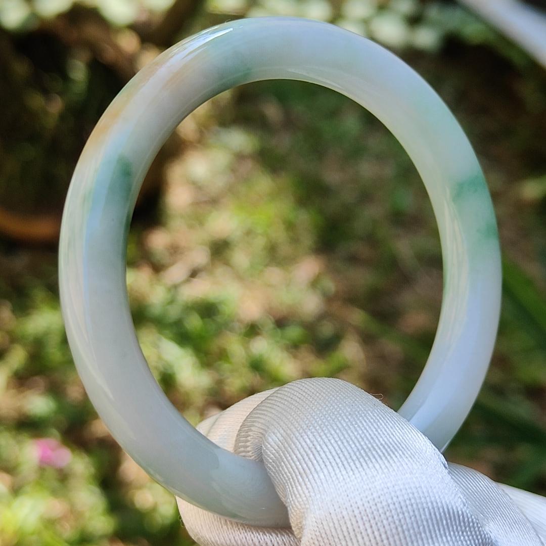 Premium Quality Green and Yellow Natural Type A Jadeite Jade crafted with shapes of Perfect Circle represent Blessed shape bangle, with certificate weigh 36.75 grams, measurement 8.6 * 8.3 (bangle2) Yi Pin Qian