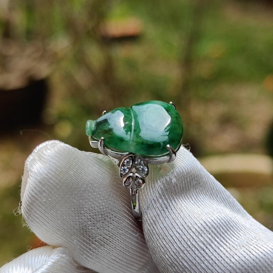 Quality Spicy Green Natural Type A Jadeite Jade crafted with the shape of Gourd set on S925 as an adjustable Ring with certificate weigh 2.67 grams, measurement 15.6 * 11.8 * 2.7 mm (s925ring8) Yi Pin Qian