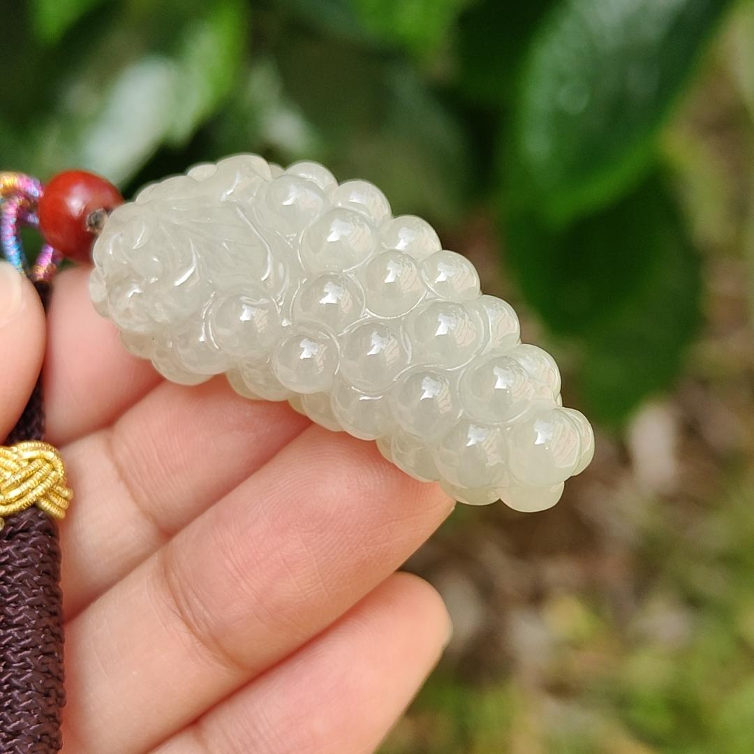 Semi Icy Natural Type A Jadeite Pendant Necklace crafted with Grapes symbols of A huge profit, suitable for businessmen, certificate weigh 19.72 grams, 44.8 * 19 * 13.3 mm (pendant161) Yi Pin Qian