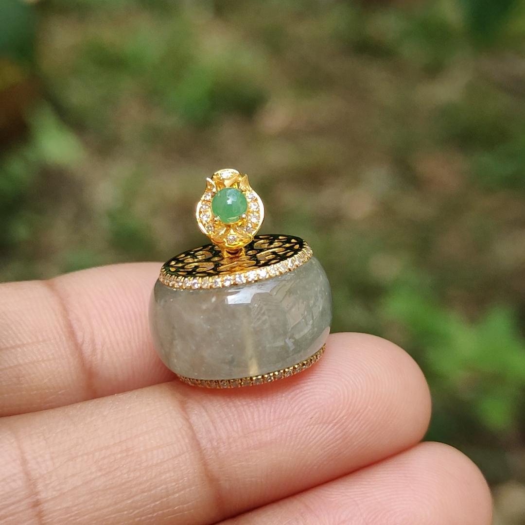 Premium Icy Natural Type A Jadeite Jade crafted and set on 18k gold with the shape of Drum as pendant, adding diamonds and 1 green cabochon, certificate included weigh 4.72 grams, measurement 10.1 * 16.7 (18kp22) Yi Pin Qian
