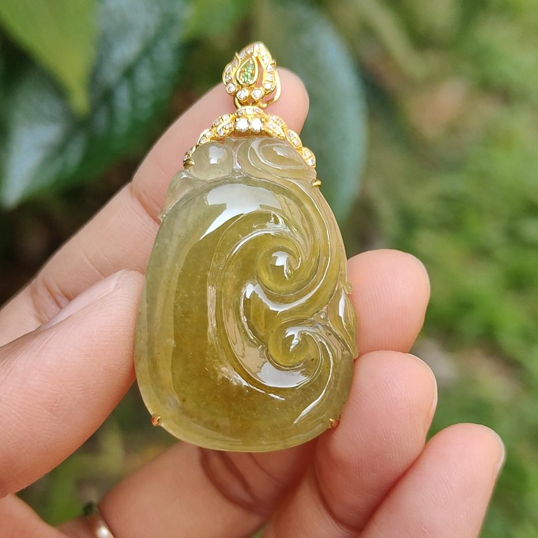 Premium quality Yellow Natural Type A Jadeite Jade set on 18k Gold with diamonds as a pendant necklace with certificate weigh 8.58 grams, measurement 47.6 * 25.5 * 7mm (18kp11) Yi Pin Qian