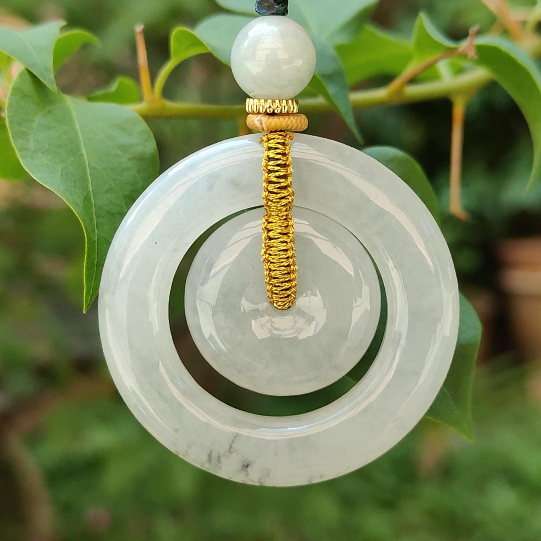 Semi Translucent with mix of Wuji, Buckle of mother and child Donut Natural Type A Jadeite Pendant symbols of Peace, wishfulness, happiness and auspiciousness, certificate included weigh 18.72 grams, 41.3 * 5.6 mm, suitable for daily wear (pendant71) Yi Pin Qian