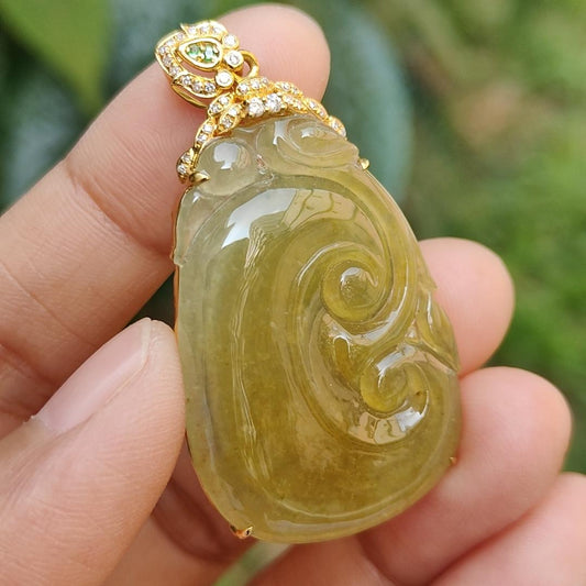 Premium quality Yellow Natural Type A Jadeite Jade set on 18k Gold with diamonds as a pendant necklace with certificate weigh 8.58 grams, measurement 47.6 * 25.5 * 7mm (18kp11) Yi Pin Qian