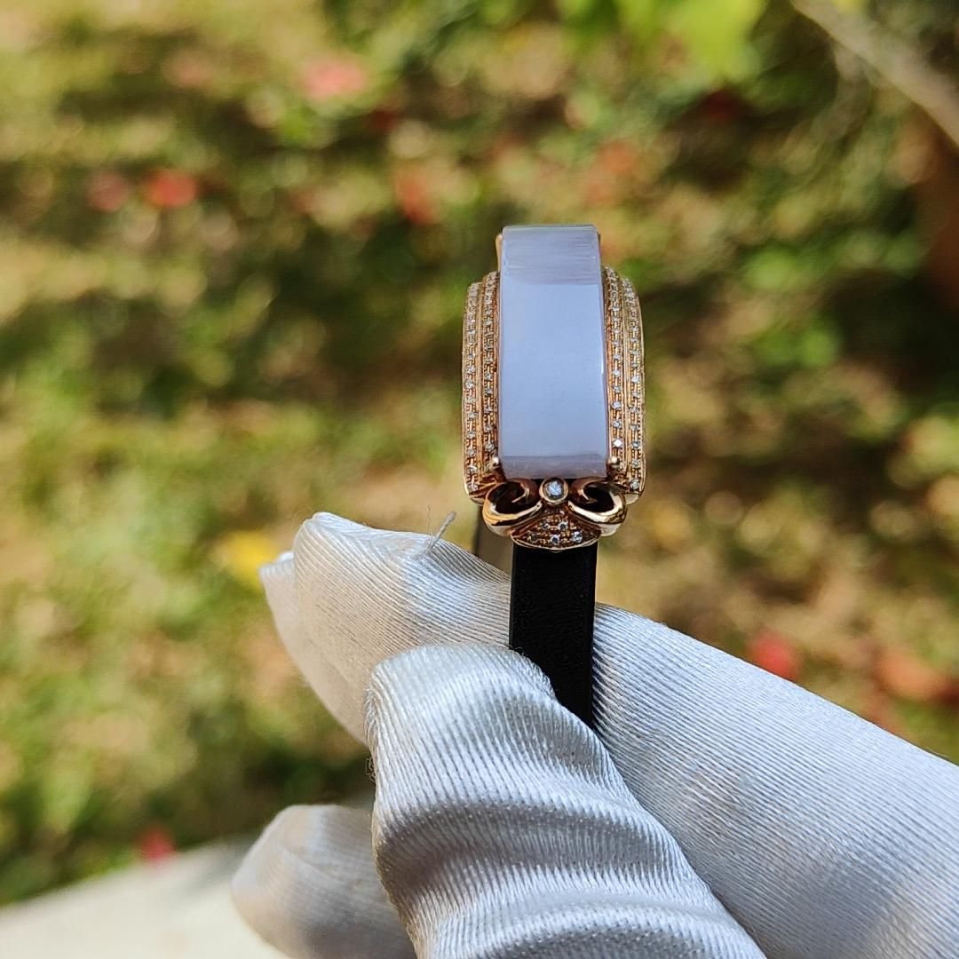 Lavender Natural Type A Jadeite Jade crafted with curve shape set on AU750 as a wrist bracelet with certificate weigh 6.39 grams, measurement 39.7 * 13.9 * 8.1 mm (18kpw2) Yi Pin Qian