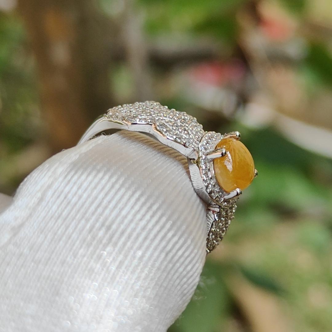 High Quality Yellow Natural Type A Jadeite Jade crafted as Oval Cabochon measurement 7.5 * 6 * 3 mm set on Quality S925 Silver as Ring with Certificate weigh 2.84 grams (s925ring10) Yi Pin Qian