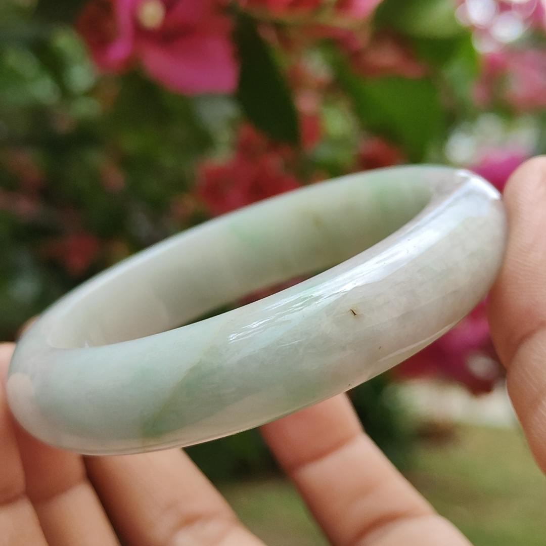 Light Green Hue Natural Type A Jadeite Jade crafted with shape of Peace Bracelet Bangle with certificate weigh 64.55 grams, measurement 13.6 * 8.7, Wrist Size 56.5 mm (bangle4) Yi Pin Qian