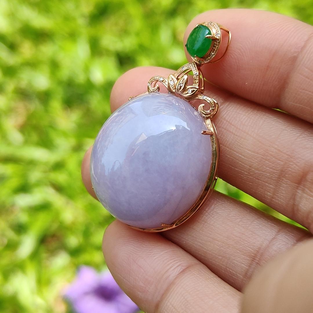 18k Gold setting as pendant with Oval Lavender Cabochon and Green cabochon with NGI Gemstone Report as Natural Type A Jadeite weight 11.80 grams , 24.50 * 21.53 * 11.11 mm , Translucent fine grain crystal aggregate, granular and fibrous texture (18kp7) Yi Pin Qian