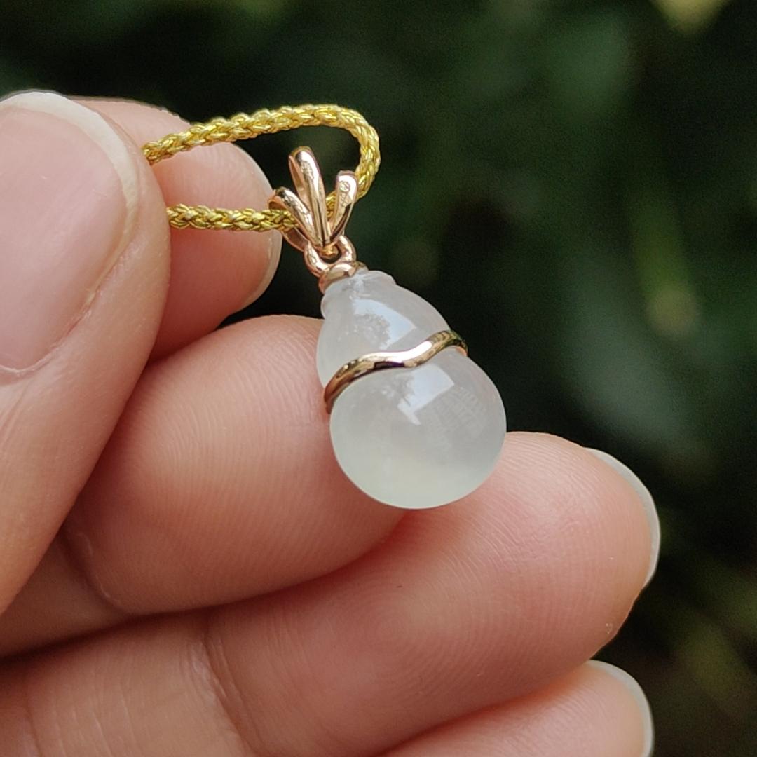 High Quality SG New Arrival crafted as small Gourd on Natural Type A Jadeite Jade set with 18k gold as pendant, certificate weighs 1.01 grams, measurement 18.9 * 8.3 * 4.3 mm (18kp75) Yi Pin Qian Jadeites Jade Jewelry ~Your Precious Quintessential ~ Singapore