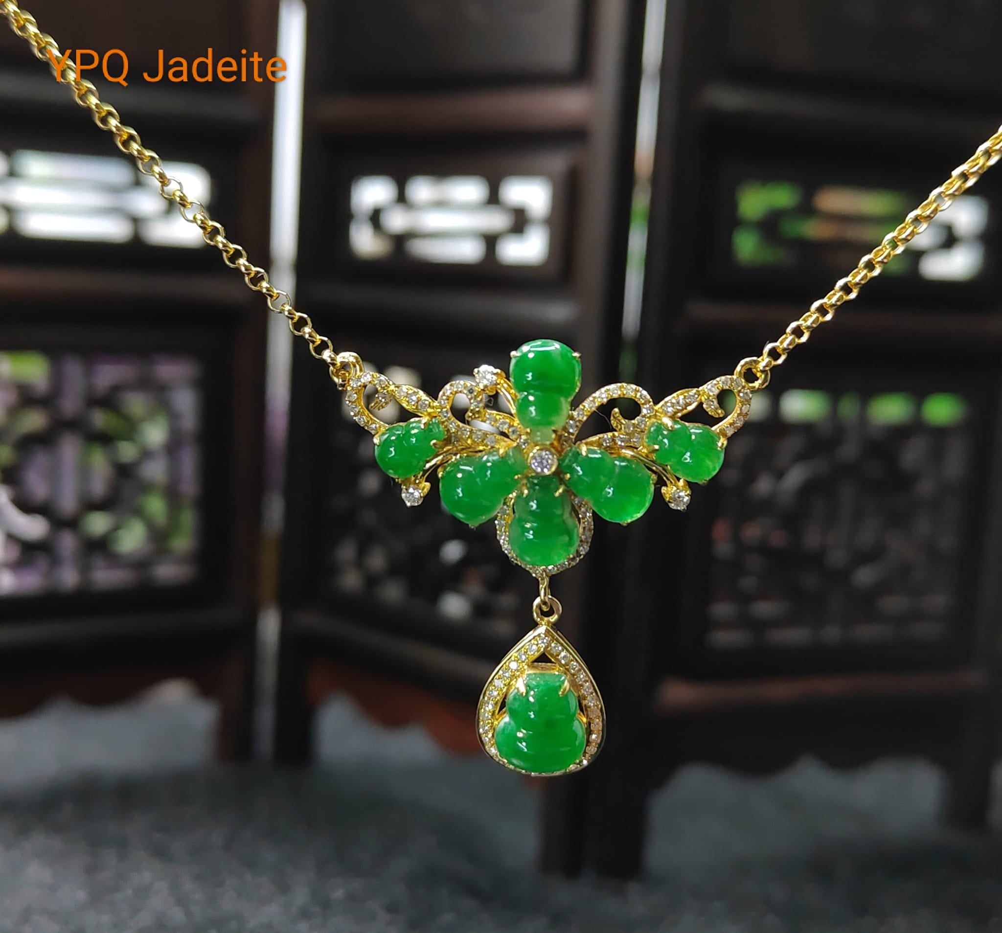 Green Gourd Cabochons 18 k Gold Necklace