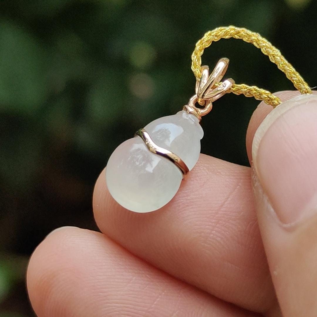 High Quality SG New Arrival crafted as small Gourd on Natural Type A Jadeite Jade set with 18k gold as pendant, certificate weighs 1.01 grams, measurement 18.9 * 8.3 * 4.3 mm (18kp75) Yi Pin Qian Jadeites Jade Jewelry ~Your Precious Quintessential ~ Singapore