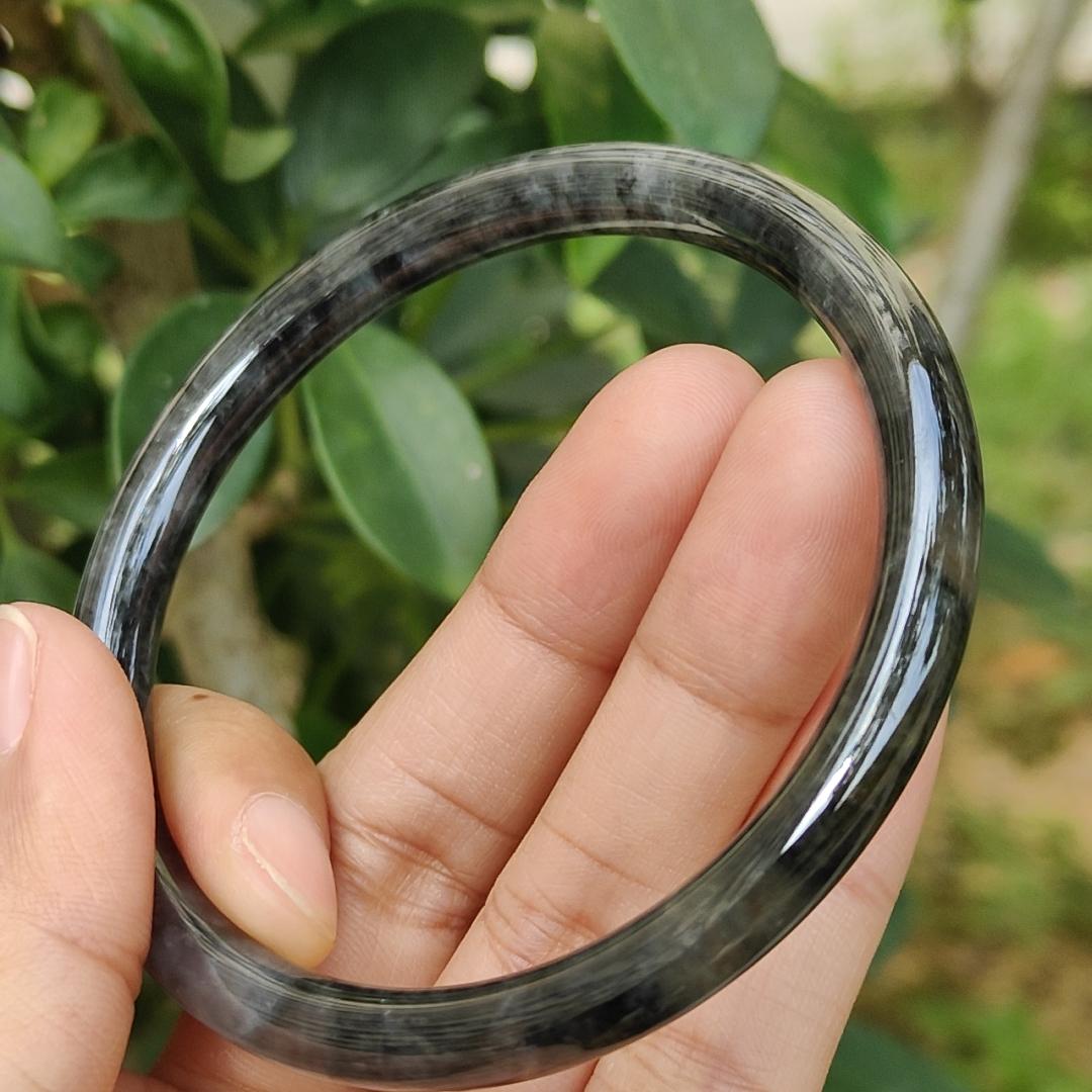 57.8 Perfect Circle Bangle on Natural Type A Jadeite Jade certificate weighs 24 grams, measurement 6.6 * 6.6 mm (bangle26) Yi Pin Qian Jadeites Jade Jewelry ~Your Precious Quintessential ~ Singapore