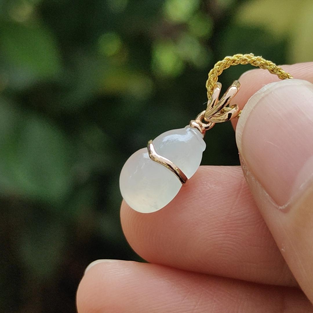 High Quality SG New Arrival crafted as small Gourd on Natural Type A Jadeite Jade set with 18k gold as pendant, certificate weighs 1.01 grams, measurement 18.9 * 8.3 * 4.3 mm (18kp75) Yi Pin Qian Jadeites Jade Jewelry ~Your Precious Quintessential ~ Singapore