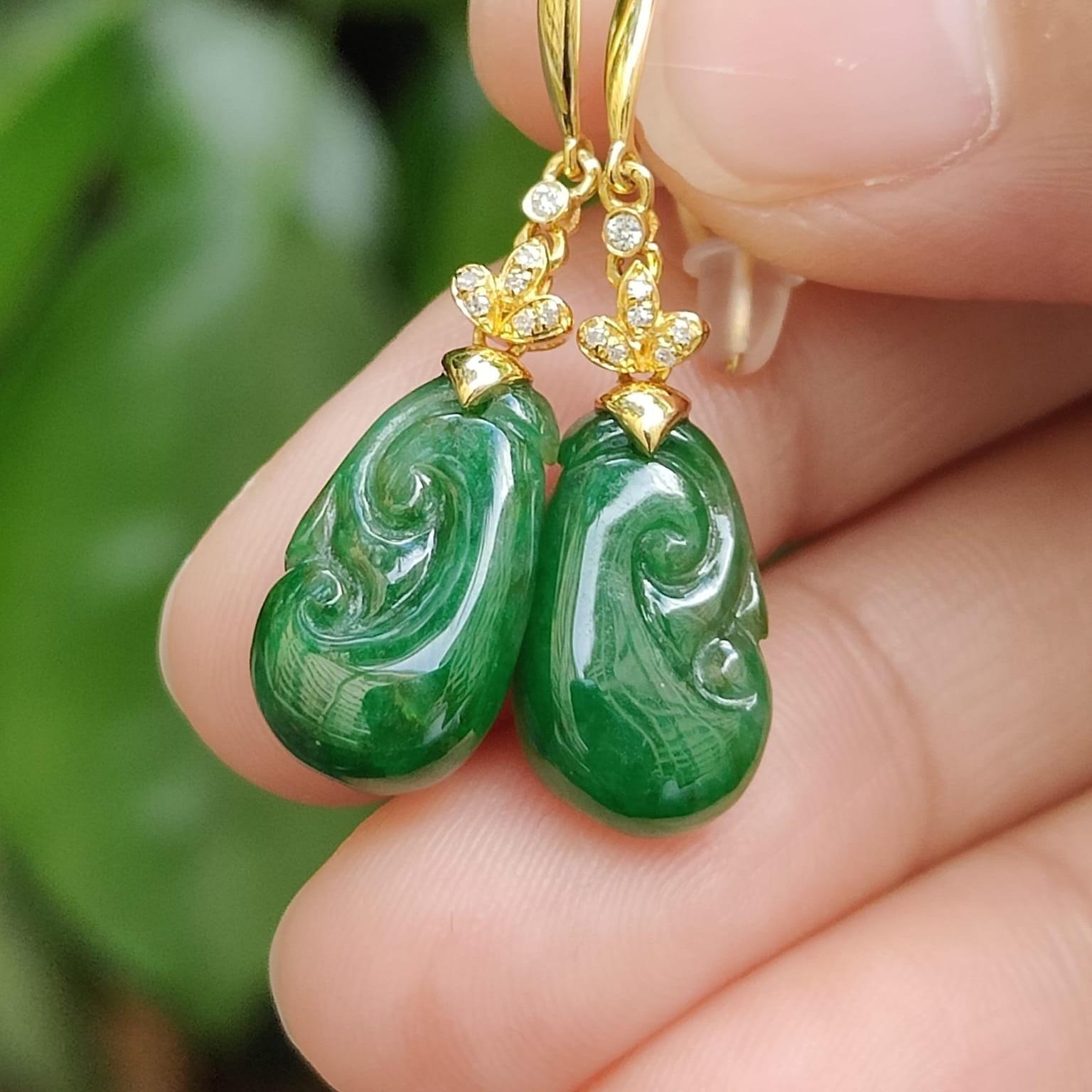 A Pair of Green Ruyi crafted on Natural Type A Jadeite Jade 18k Hook Earrings, Certificate weighs 3.26 grams (18k07) Yi Pin Qian Jadeites Jade Jewelry ~Your Precious Quintessential ~ Singapore