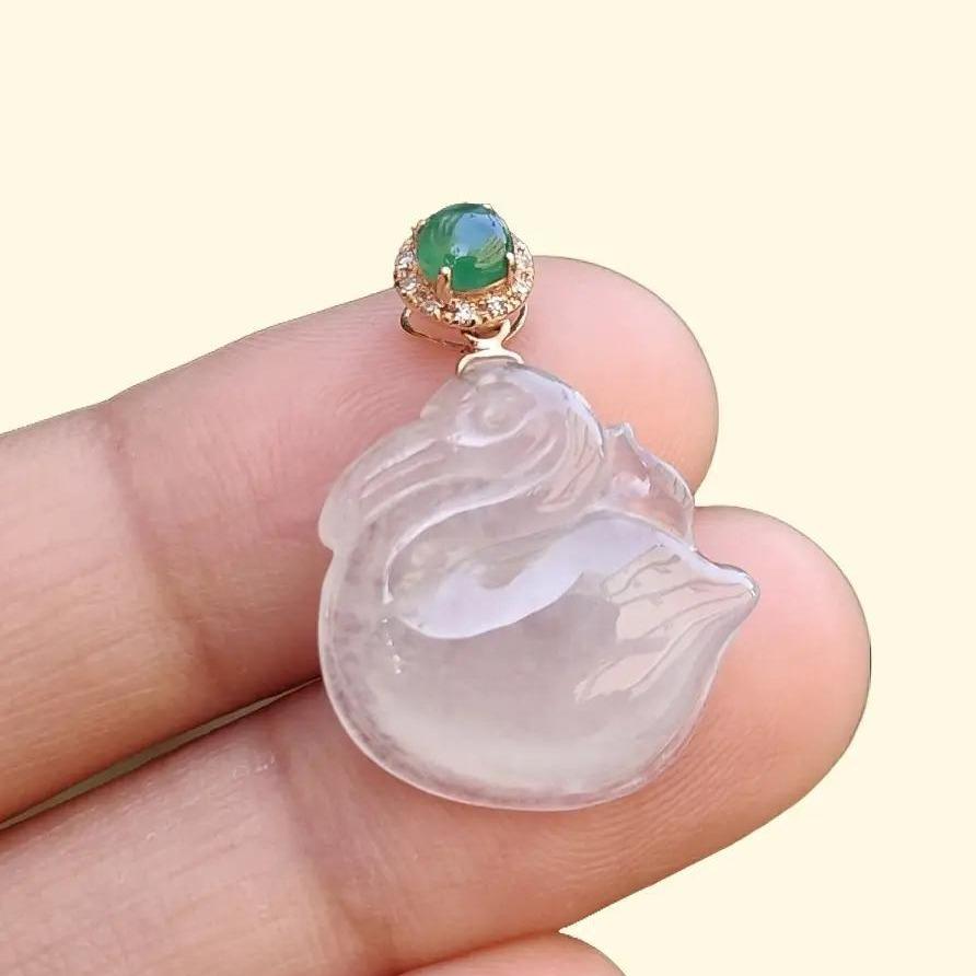 Icy Translucent Natural Type A Jadeite Jade crafted as Swan set on 18k gold clasp with certificate weighs 2.48 grams, measurement 16.9 * 16.3 * 5.1 mm (18kp37) Yi Pin Qian