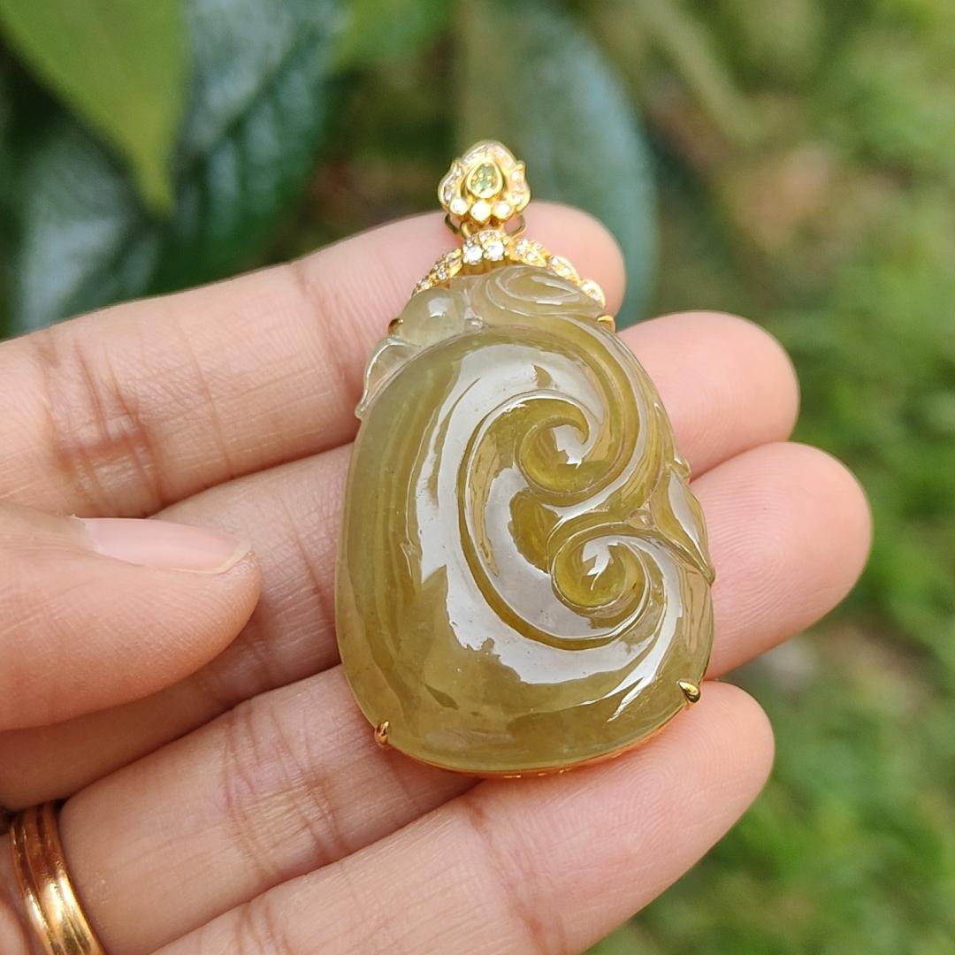 Premium quality Yellow Natural Type A Jadeite Jade set on 18k Gold with diamonds as a pendant necklace with certificate weigh 8.58 grams, measurement 47.6 * 25.5 * 7mm (18kp11) Yi Pin Qian