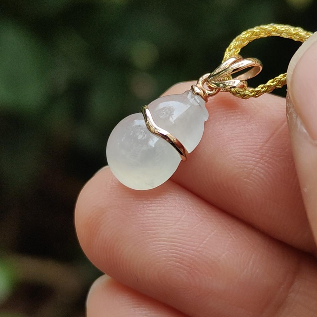 High Quality SG New Arrival crafted as small Gourd on Natural Type A Jadeite Jade set with 18k gold as pendant, certificate weighs 1.01 grams, measurement 18.9 * 8.3 * 4.3 mm (18kp75) Yi Pin Qian Jadeites Jade Jewelry ~Your Precious Quintessential ~ Singapore