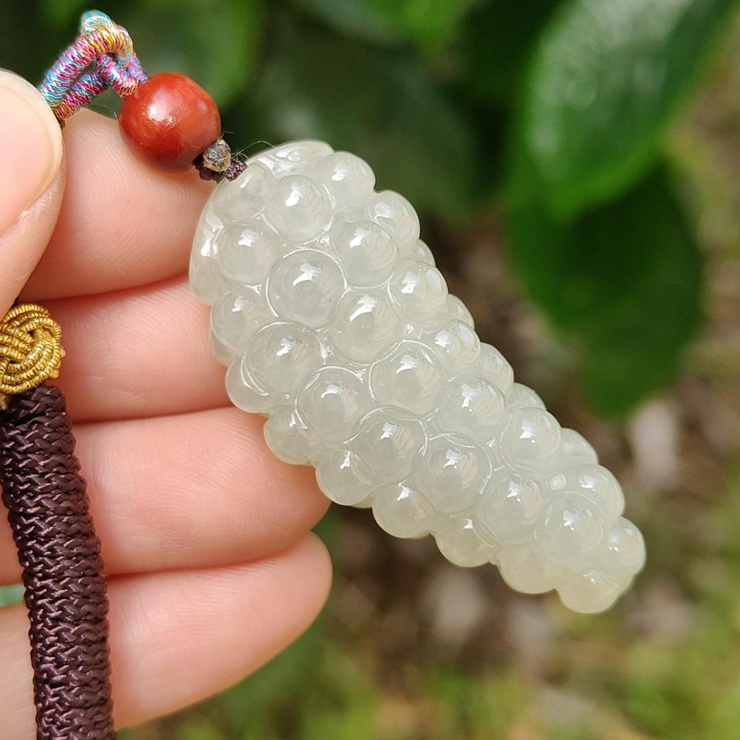 Semi Icy Natural Type A Jadeite Pendant Necklace crafted with Grapes symbols of A huge profit, suitable for businessmen, certificate weigh 19.72 grams, 44.8 * 19 * 13.3 mm (pendant161) Yi Pin Qian