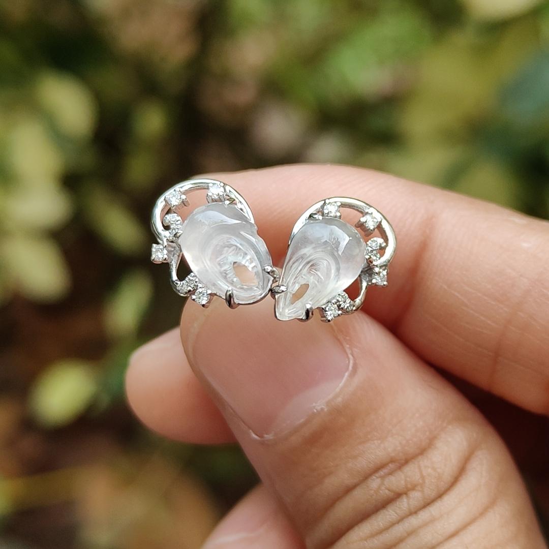 A Pair of High-Quality Natural Type A Jadeite Jade crafted as Crab Claws set with 18k gold as Stud Earrings, certificate weighs 1.89 grams (18k05) Yi Pin Qian Jadeites Jade Jewelry ~Your Precious Quintessential ~ Singapore