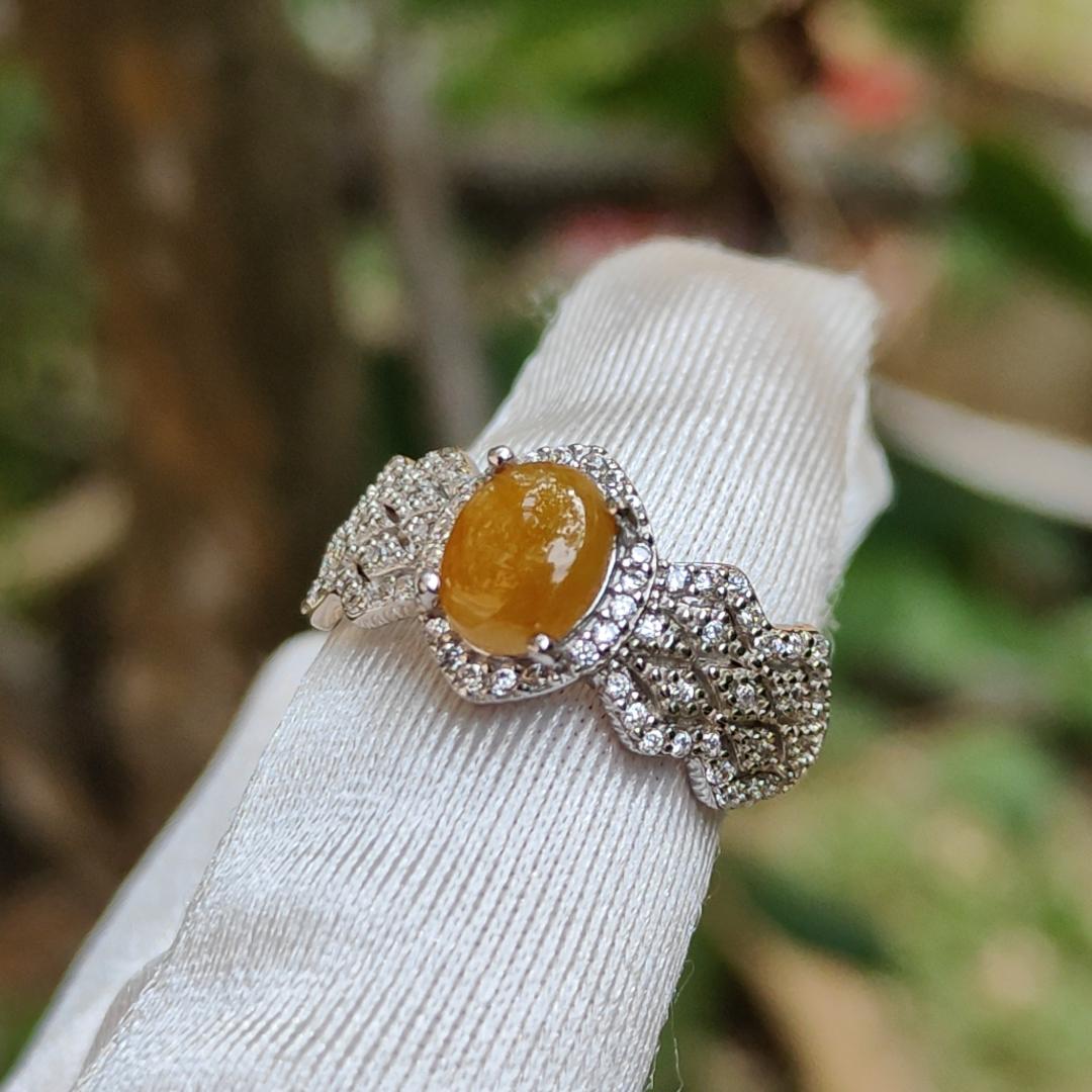 High Quality Yellow Natural Type A Jadeite Jade crafted as Oval Cabochon measurement 7.5 * 6 * 3 mm set on Quality S925 Silver as Ring with Certificate weigh 2.84 grams (s925ring10) Yi Pin Qian