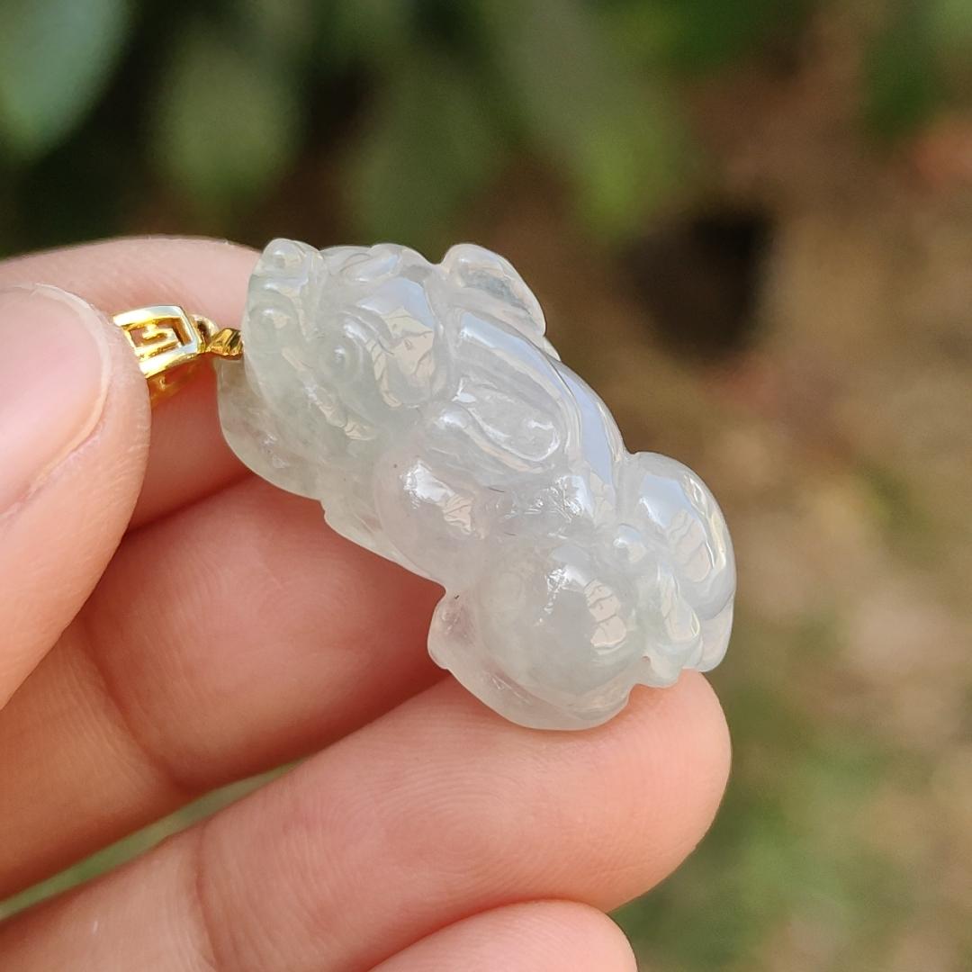 Semi Icy Quality Natural Type A Jadeite Jade crafted as Pixiu set with 18k Gold Clasp as pendant with certificate weigh 6.76 grams, measurement 26.7 * 13.7 * 10.2 mm (18kp33) Yi Pin Qian