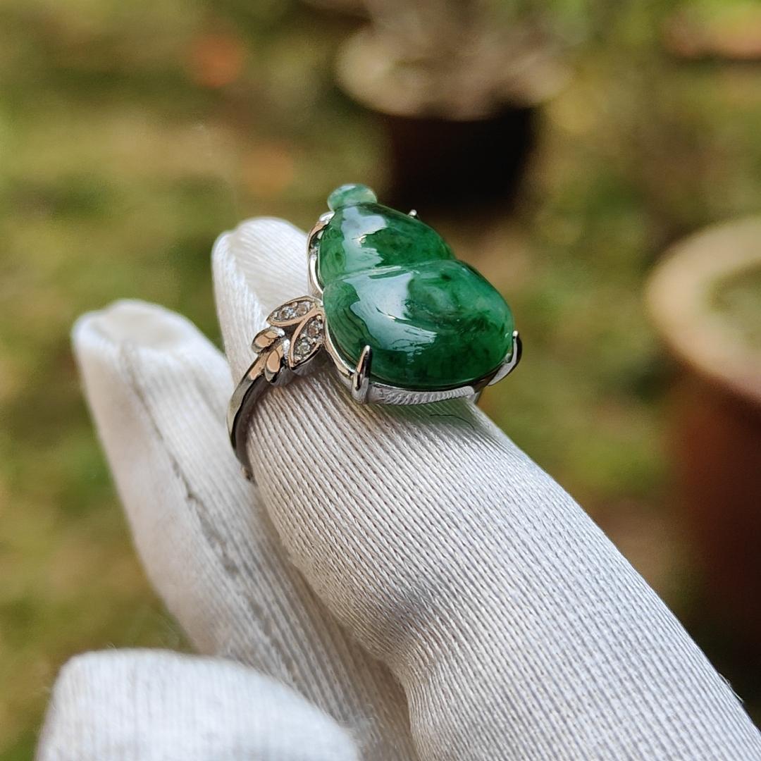 Quality Spicy Green Natural Type A Jadeite Jade crafted with the shape of Gourd set on S925 as an adjustable Ring with certificate weigh 2.67 grams, measurement 15.6 * 11.8 * 2.7 mm (s925ring8) Yi Pin Qian