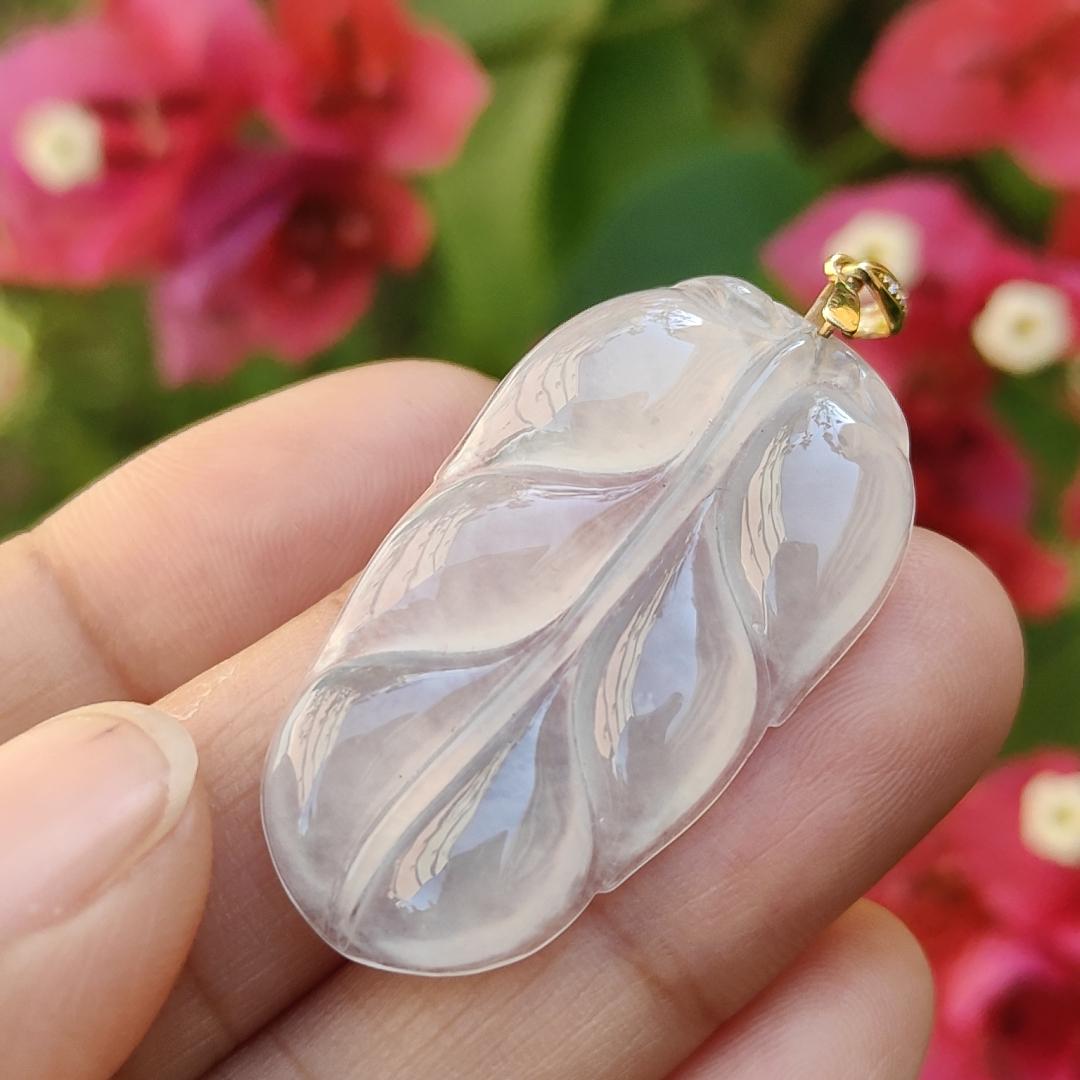 18k Gold Clasp added to this Icy Translucent Natural Type A Jadeite Pendant leaf symbols of Health, longevity and prosperity, with certificate included for this jadeite weigh 5.22 grams, 34.8 * 19.7 * 4.3 mm, suitable for daily wear (18kp2) Yi Pin Qian
