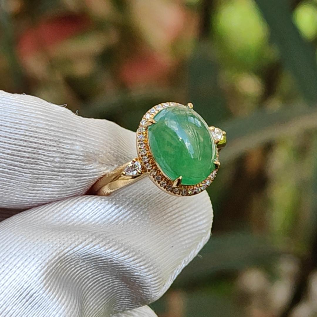 18K Gold weigh 2 grams, Setting with Natural Type A Jadeite Green Cabochon size 10.7 * 8.3 * 3.8 mm with 35 * 0.003 and 2 * 0.03 pear cut diamonds, certificate included weigh 2.65 grams, Finger ring size 17.3 mm, Yi Pin Qian