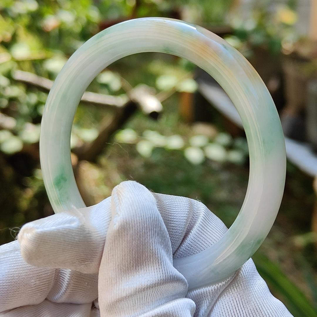 Premium Quality Green and Yellow Natural Type A Jadeite Jade crafted with shapes of Perfect Circle represent Blessed shape bangle, with certificate weigh 36.75 grams, measurement 8.6 * 8.3 (bangle2) Yi Pin Qian