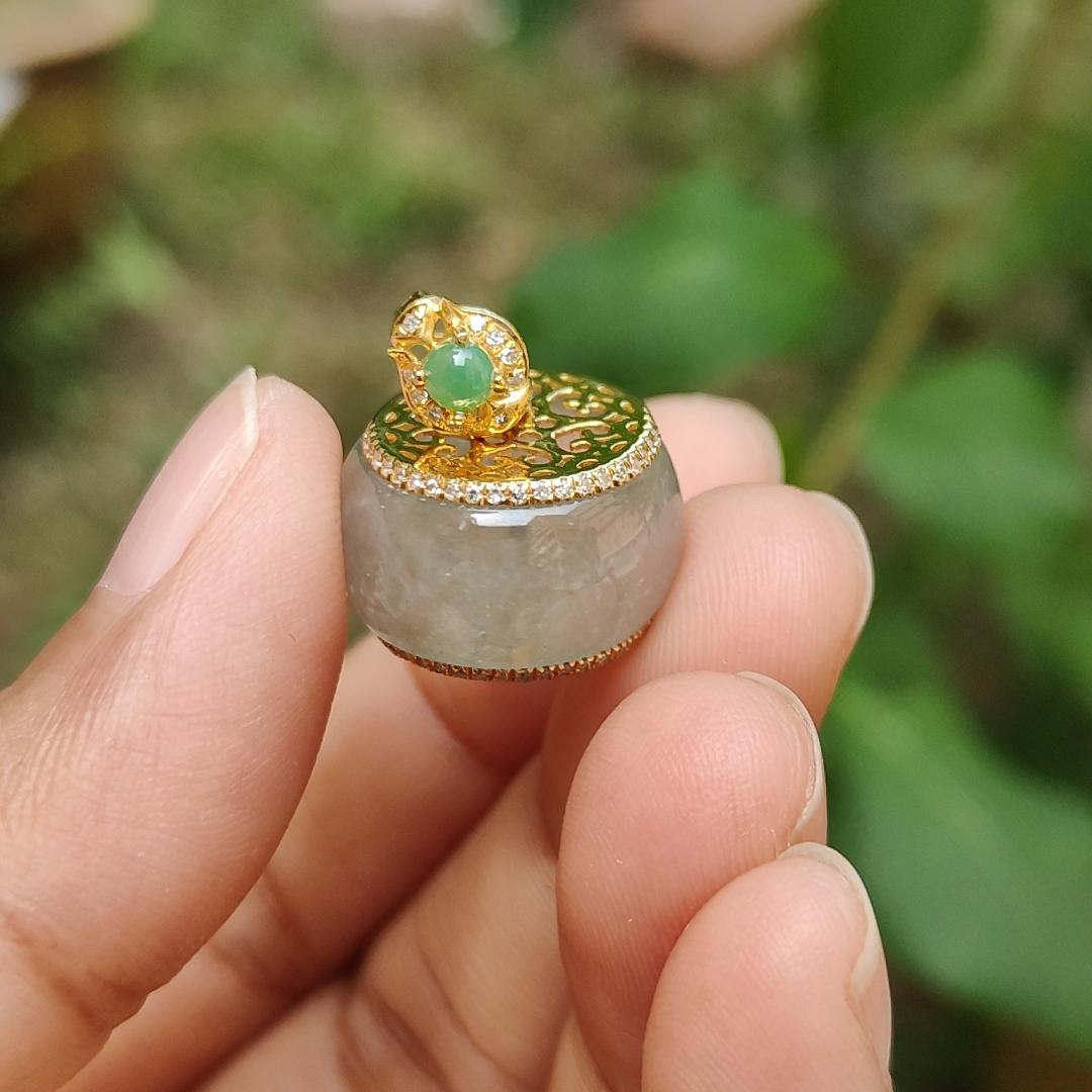 Premium Icy Natural Type A Jadeite Jade crafted and set on 18k gold with the shape of Drum as pendant, adding diamonds and 1 green cabochon, certificate included weigh 4.72 grams, measurement 10.1 * 16.7 (18kp22) Yi Pin Qian