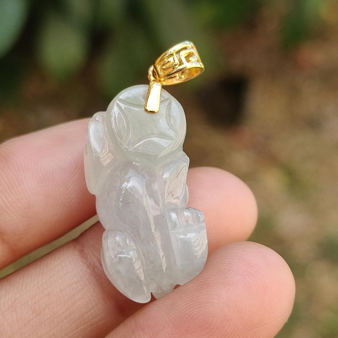 Semi Icy Quality Natural Type A Jadeite Jade crafted as Pixiu set with 18k Gold Clasp as pendant with certificate weigh 6.76 grams, measurement 26.7 * 13.7 * 10.2 mm (18kp33) Yi Pin Qian