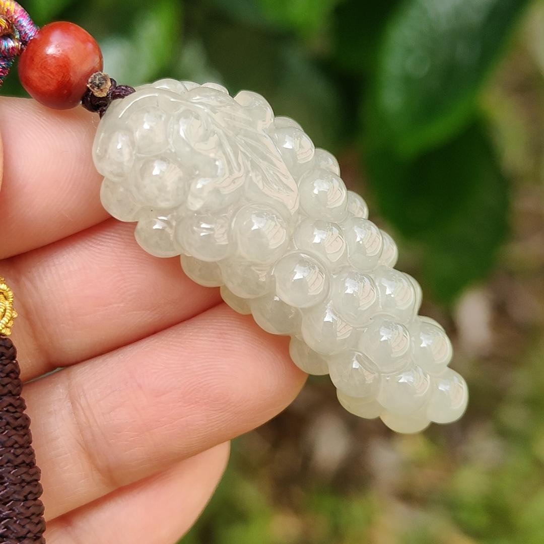 Semi Icy Natural Type A Jadeite Pendant Necklace crafted with Grapes symbols of A huge profit, suitable for businessmen, certificate weigh 19.72 grams, 44.8 * 19 * 13.3 mm (pendant161) Yi Pin Qian