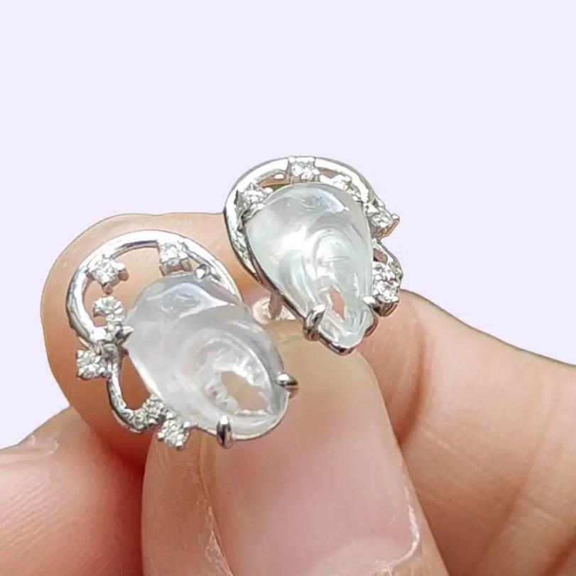 A Pair of High-Quality Natural Type A Jadeite Jade crafted as Crab Claws set with 18k gold as Stud Earrings, certificate weighs 1.89 grams (18k05) Yi Pin Qian Jadeites Jade Jewelry ~Your Precious Quintessential ~ Singapore